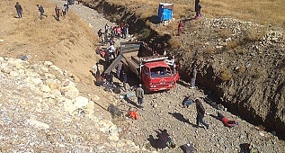 Hakkari'de Kaçakları Taşıyan Kamyonet Devrildi!