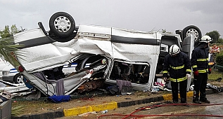 Manavgat'ta Tur Minibüsü Devrildi