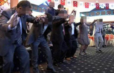 90 Şehidi Göbek Atıp Halay Çekerek Andılar!