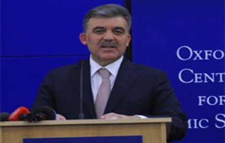 Ödülünü Kraliçe'nin Elinden Aldı