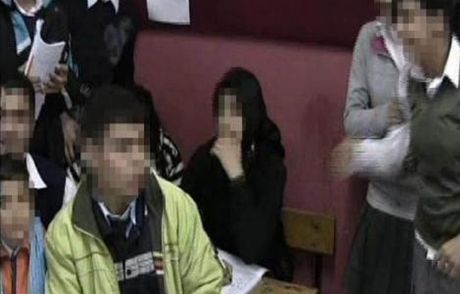 Türbanıyla Derse Başladı
