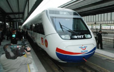 Artık Bakanlar Da Hızlı Tren Kullanıyor