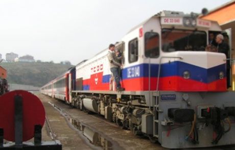 Tren Otomobili Biçti: 4 Ölü