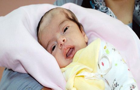 Hayatı Ağabeyine Bağlı