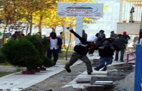 Diyarbakır'da Polise Taşlı Saldırı