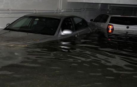 İzmir'de Sokaklar Göle Döndü