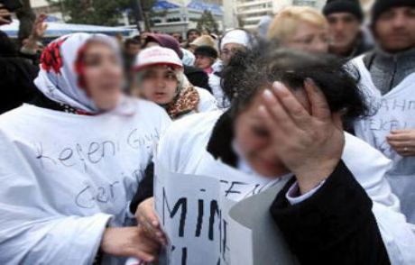 Eylemdeki İşçinin Kızı İntihar Etti