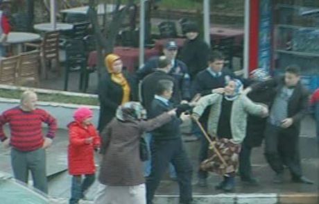 Sokak Ortasında Gelin-kaynana Kavgası