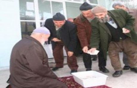 Belediye Camide Mendil Açtı Yardım Topladı