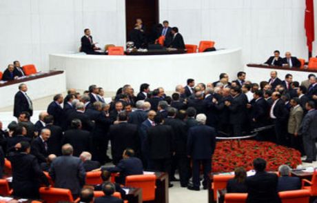 Akp'li Ve Mhp'li Vekiller Yumruklaştı