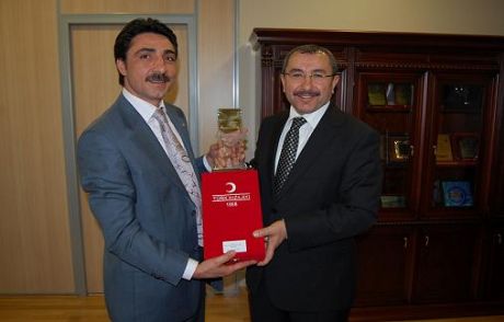 Kızılay'dan Başkan Erdem'e Plaket