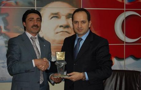 Kızılay'dan Kaymakam Kalkan'a Plaket