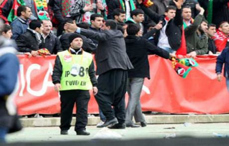 Kim Bu Şalvarlı?