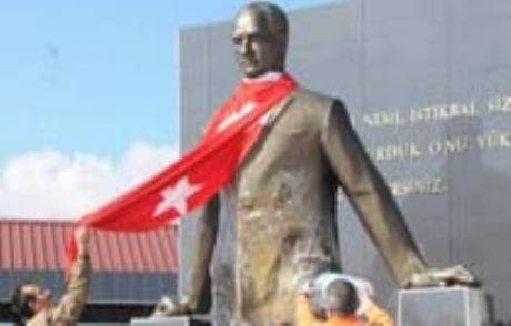 Atatürk Büstüne Çirkin Saldırı!