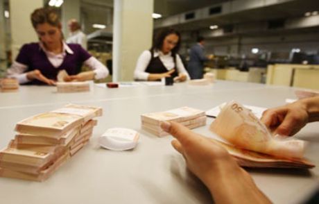 Üç Kat Maaş Devlette İşleri Aksattı
