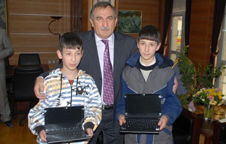 Başkan Yılmaz Ödüllendirdi