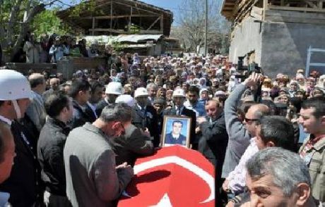 Şehit Polisin Cenazesi Toprağa Verildi