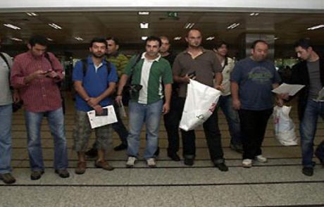 Panik Odasına Saklanıp Kurtuldular