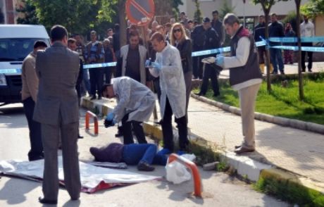 Ayrı Yaşadığı Eşini Sokak Ortasında Öldürdü