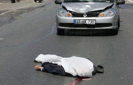 Otomobilin Altında 77 Metre Sürüklendi