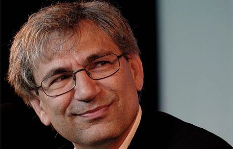 Pamuk'a Onursal Doktor Ünvanı