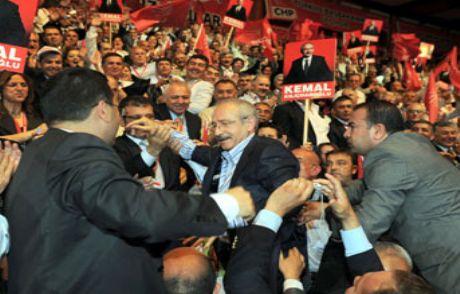 Akın Akın Kurultay Salonuna