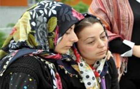 Kendisi İçin Ölen Eşine Ağladı