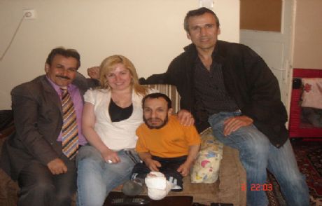 Cüce Mevlüt'e Araba Çarptı