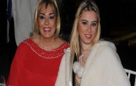 Ekmek Parası İçin Mi Başını Açtı?