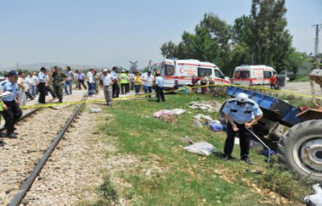 Yolcu Treni Traktöre Çarptı