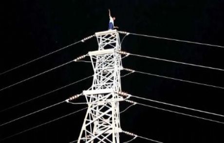 Kıskançlık Krizi Elektrik Direğine Çıkarttı