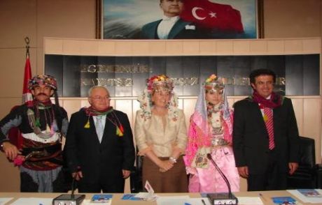 Bakan Kavaf Oyalı Fes Taktı