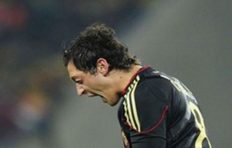 Mesut Yıkıldı!