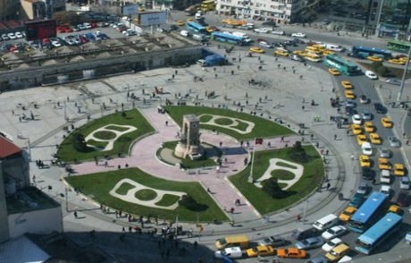Eşcinseller Taksim'de Yürüyüş Yaptı