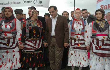 Bakan Yaylada Üç Ayak Oynadı