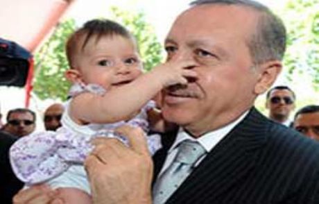 Bebek Erdoğan'ın Burnunu Sıktı!