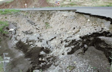 Çöken Yol Kazaya Davetiye Çıkarıyor