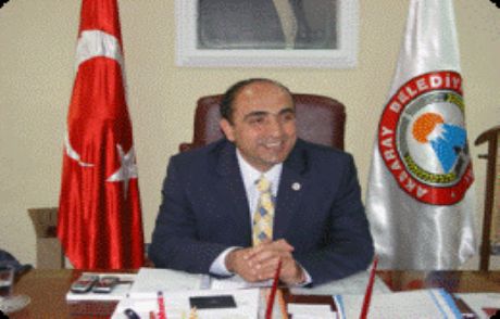Bir Siyasetçi Daha Yumruğu Yedi