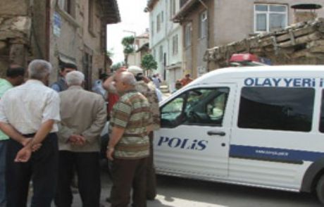Ekip Otosunun Camlarını Kırdılar