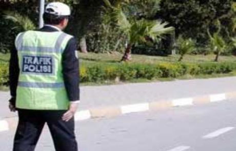 İhtara Uymayan Sürücü Polise Çarptı