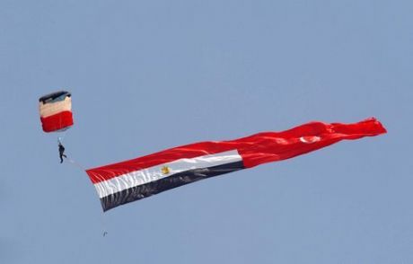 Gül'e Türk Bayraklı Jest
