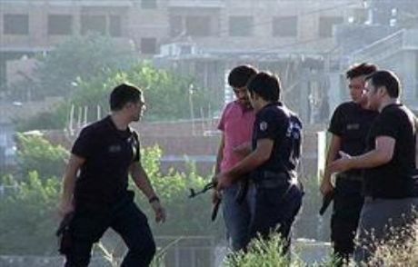 O Pkk'lının Elinde 5 Şehidin Kanı Var