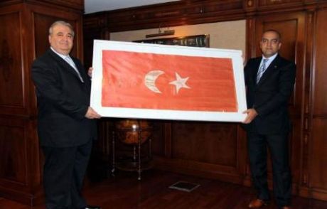 Mansimov Tarihi Bayrağı Tsk'ya Bağışladı