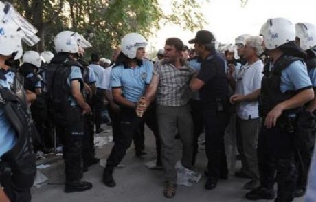 Hak Arayan Öğretmenlere Kelepçe!