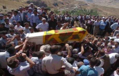 Cenazeler Pkk Bayraklarıyla Defnedildi