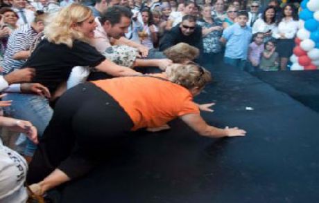 Defilede Bedava Altın İzdihamı