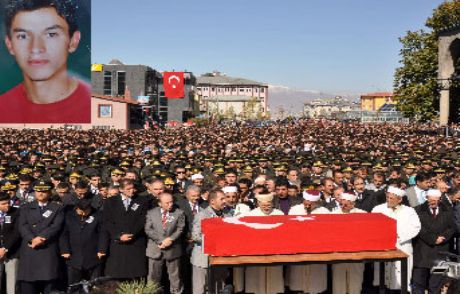 Dadaşlar Şehidini 30 Bin Kişiyle Uğurladı