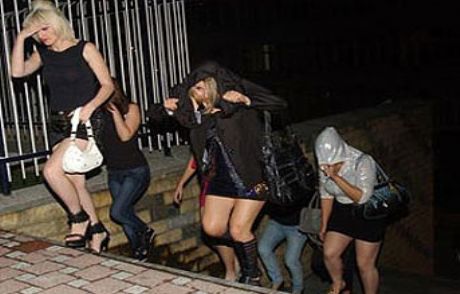 Polis, İşadamı Kılığında Fuhuş Baskını Yaptı