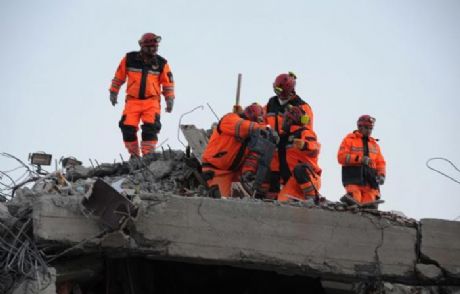 Erciş'te 927 Kişi Arama-kurtarma Yapıyor
