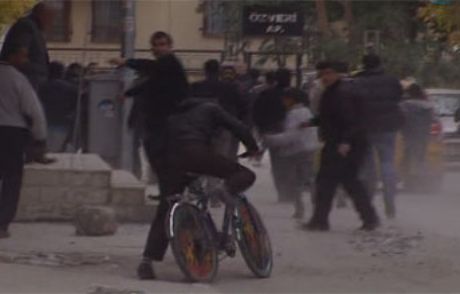 Depremzedelerle Polis Arasında Arbede!